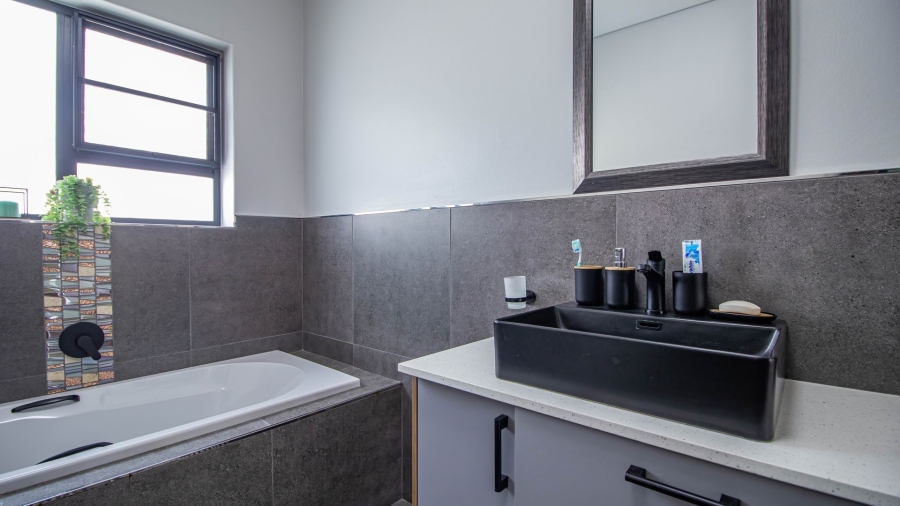 3 Bedroom Property for Sale in Hoogland Western Cape